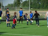 Laatste training S.K.N.W.K. JO11-1JM van seizoen 2022-2023 (partijtje tegen de ouders) (95/221)